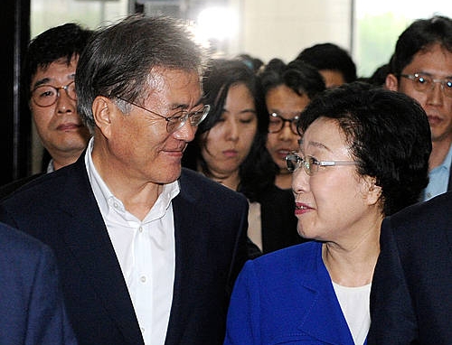 문재인 대표 손 잡은 한명숙 전 총리/뉴시스