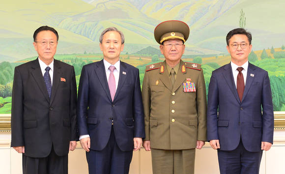 남북고위급접촉 극적타결 후 기념촬영하는 남과 북/뉴시스