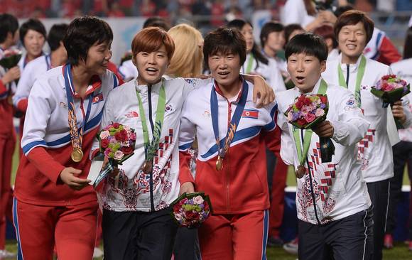 어깨동무한 남북 여자축구대표팀/뉴시스