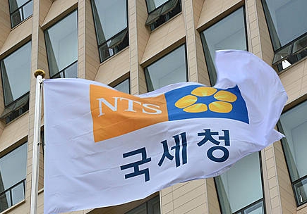 바람에 휘날이는 국세청 깃발/뉴시스