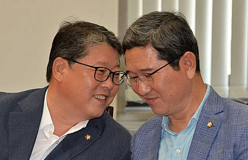 머리 맞대고 이야기 나누는 조원진, 김학용/뉴시스