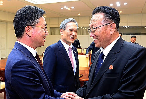 웃으며 악수하는 홍용표 통일부장관과 김양건 노동당 대남비서/뉴시스