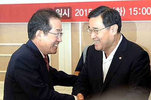악수하는 홍준표-김정훈/뉴시스