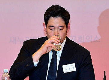 목 축이는 정용진 부회장/뉴시스