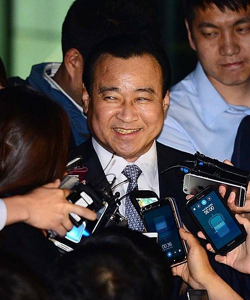 이완구 전 총리, 조사 받은 후 미소/뉴시스