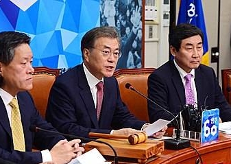 문재인, '최고위원회의 주재'/뉴시스