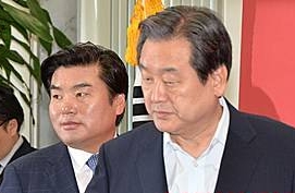 회의실 들어서는 김무성, 원유철/뉴시스