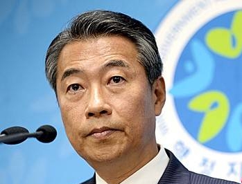 취재진 질문 듣는 정종섭 장관/뉴시스