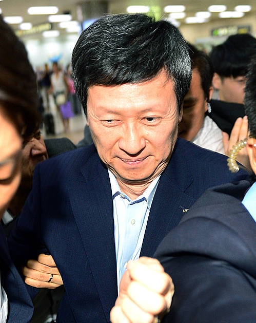 굳은 표정의 신동주 전 부회장/뉴시스