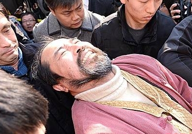 이송되는 김기종 우리마당 대표/뉴시스