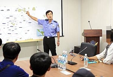 제주서 수색 상황 설명듣는 돌고래호 실종자 가족들/뉴시스