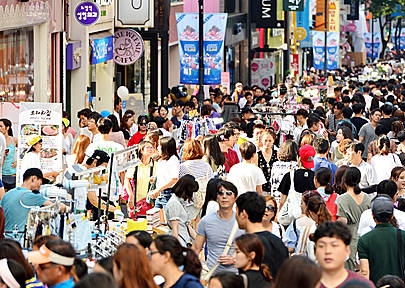 관광객들로 북적이는 명동/뉴시스
