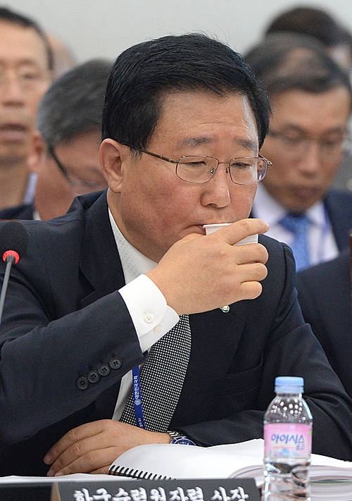 목 축이는 조석 한수원 사장/뉴시스
