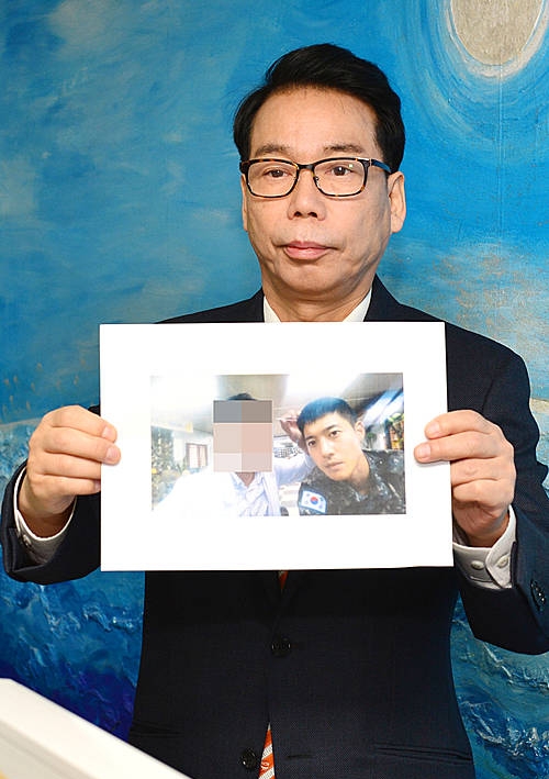 김현중 친자확인 검사 사진 공개하는 이재만 변호사/뉴시스