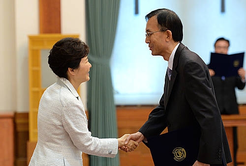 이기택 신임 대법관과 악수하는 박근혜 대통령/뉴시스