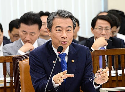 의원들의 질의에 답변하는 정종섭 장관/뉴시스