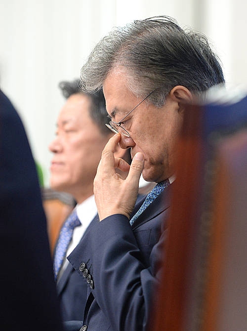생각에 잠긴 문재인 대표/뉴시스