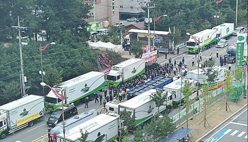 풀무원 물류흐름 막고있는 파업차량들/뉴시스
