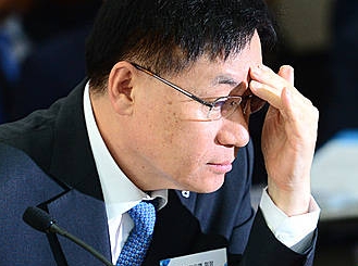 메모 바라보는 홍기택 회장/뉴시스