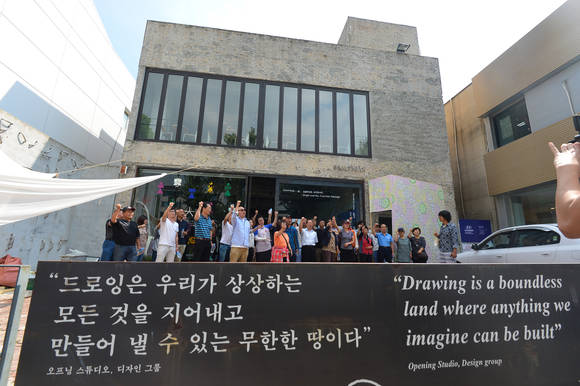 싸이 건물서 구호 외치는 세입자 측 예술인, 상인들/뉴시스