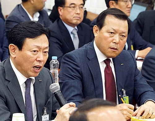 답변하는 신동빈 회장/뉴시스