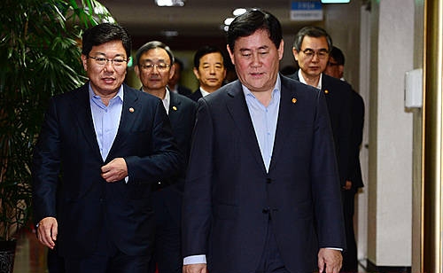 국무회의 참석하는 최경환 부총리와 국무위원들/뉴시스