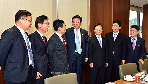 경제단체 부회장들과 대화 나누는 주형환 차관/뉴시스