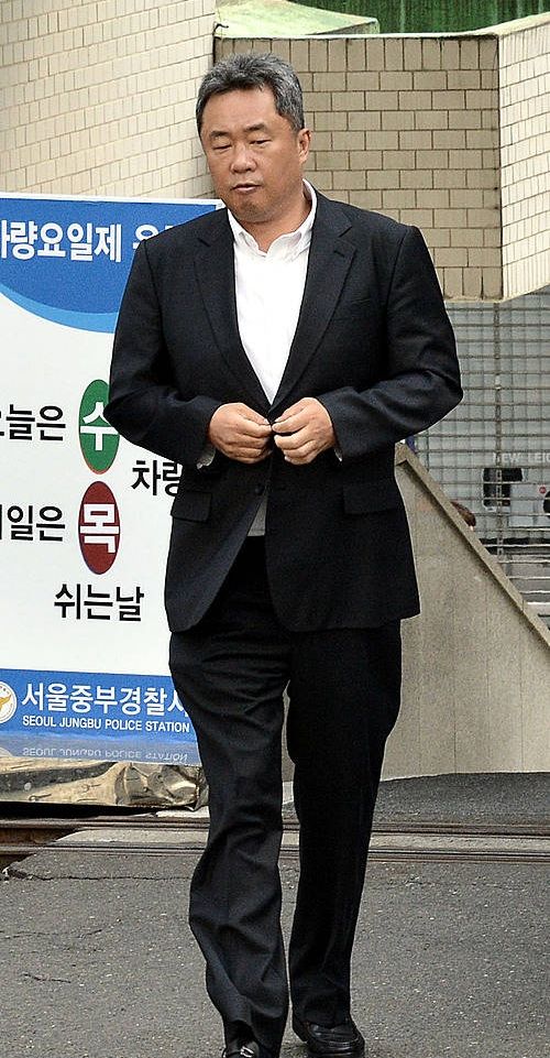 중부경찰서 들어서는 전창진 감독/뉴시스