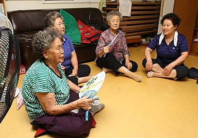 고령층 여성 연금수령액...남성의 절반/뉴시스