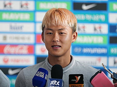 출국 인터뷰하는 이승우/뉴시스