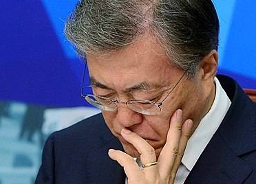 자료 살펴보는 문재인/뉴시스