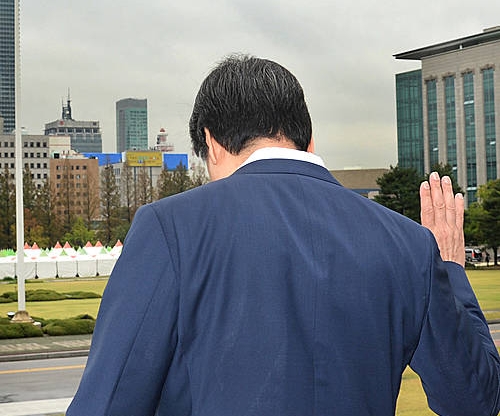 손을 들고 본관 나가는 김무성 대표의 뒷모습/뉴시스