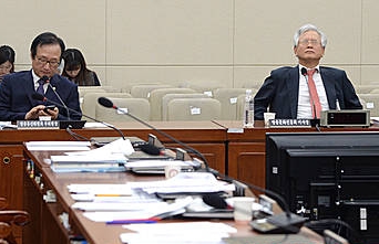 눈 질끈 감는 고영주 방문진 이사장/뉴시스