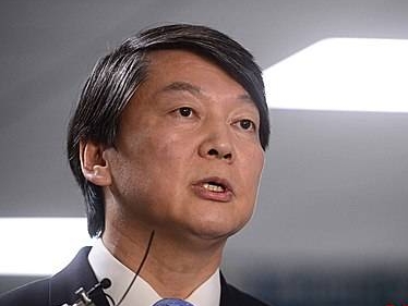 질문에 답변하는 안철수 의원/뉴시스
