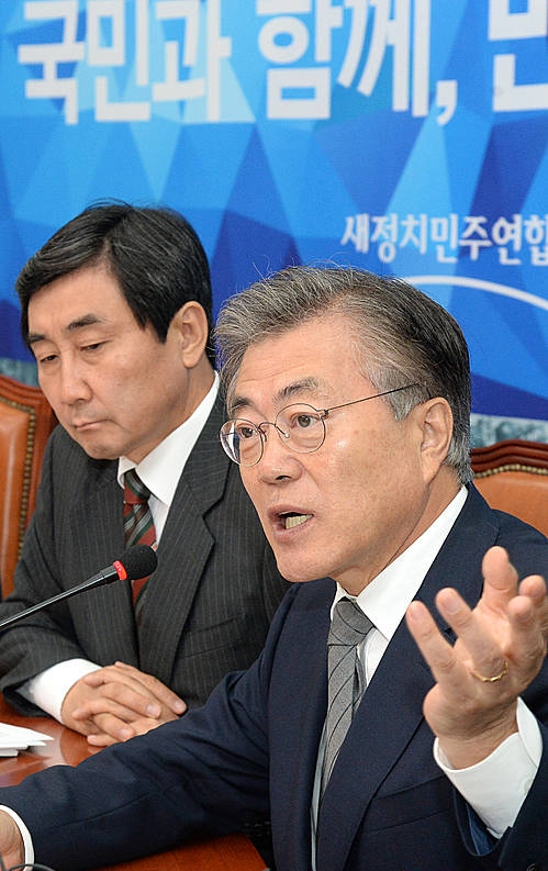 설명하는 문재인 대표/뉴시스