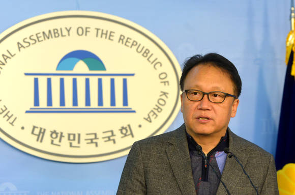 기자회견하는 민병두 민주정책연구원장/뉴시스