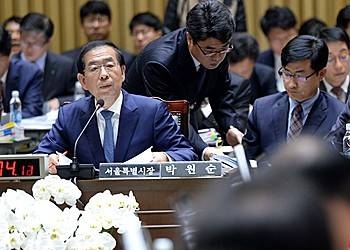 질의 듣는 박원순 시장/뉴시스