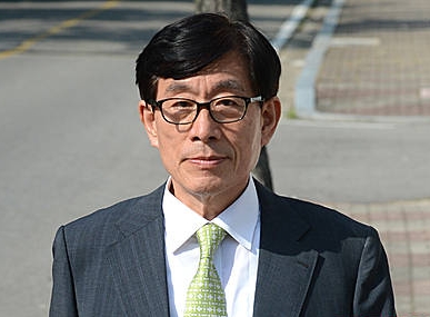 서울구치소에서 풀려나는 원세훈 전 국정원장/뉴시스