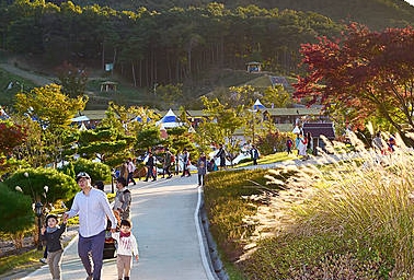 가을 정취 즐기는 관광객/뉴시스