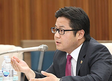 질의응답하는 김기홍 의원/뉴시스