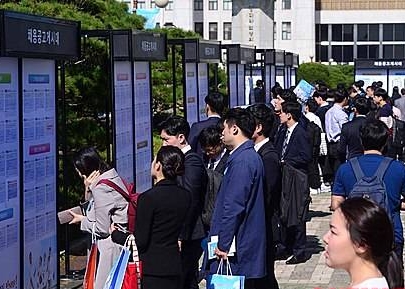 채용 공고 살펴보는 참석자들/뉴시스