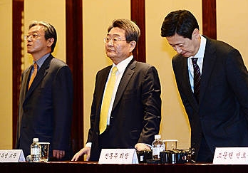 경영권 분쟁 기자회견 마친 신동주 회장/뉴시스