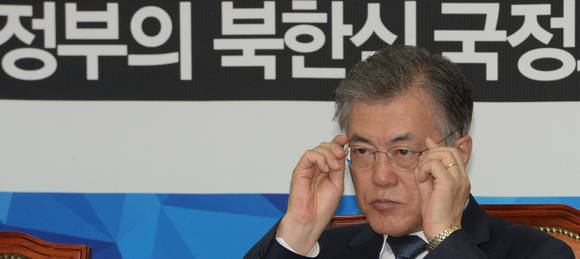 안경 고쳐쓰는 문재인 대표/뉴시스