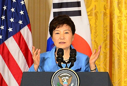 기자들 질문에 답하는 박근혜 대통령/뉴시스