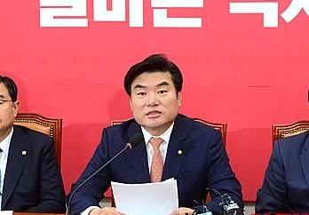 취임 100일 기자간담회 갖는 원유철/뉴시스
