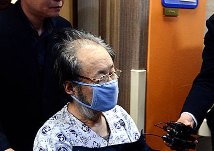 취재진 질문 피하는 이홍하/뉴시스