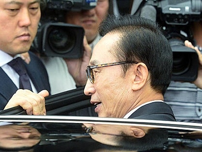 경호 받는 이명박 전 대통령/뉴시스