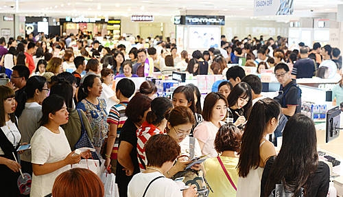 외국 관광객들로 붐비는 면세점/뉴시스