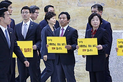 본회의장 들어가는 박근혜 대통령/뉴시스