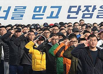 경례하는 입영장병들/뉴시스